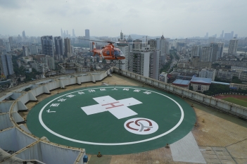 医院门诊综合大楼楼顶的直升飞机?；? />
									</div>
								</div>
								<h3 class=