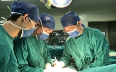 黨委書記楊建榮帶領我院移植團隊完成劈離式肝移植手術

