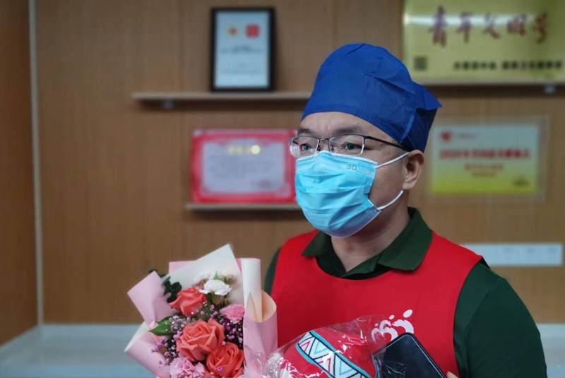 广西：医护人员黄鹏带头无偿献血，又当志愿者服务献血市民